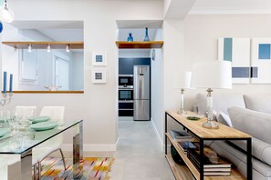 Apartment (3 Bedrooms) | Living area