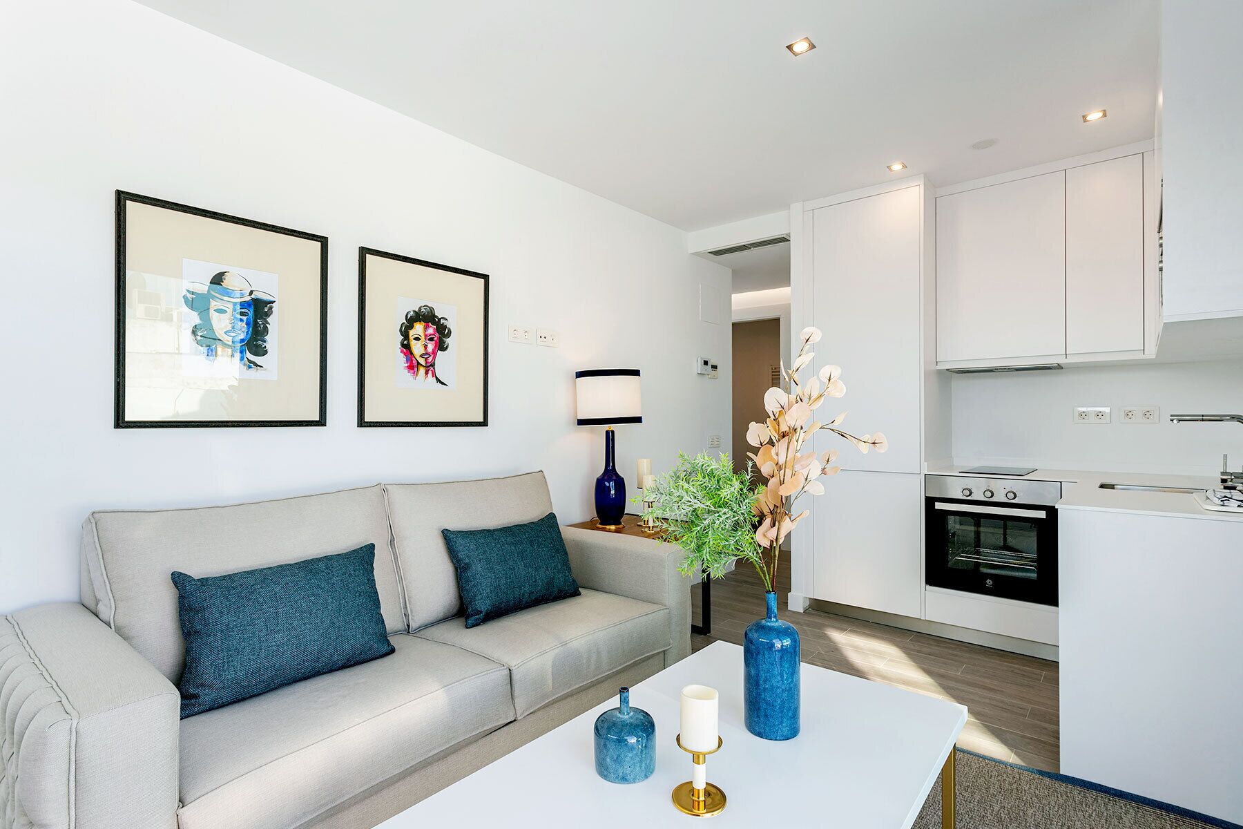 Apartamento (2 Bedrooms) | Zona de estar | Televisión de 32 pulgadas con canales por cable
