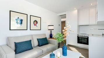 Apartamento (2 Bedrooms) | Zona de estar | Televisión de 32 pulgadas con canales por cable