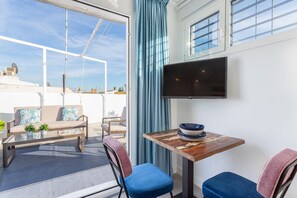 Apartment, 2 Bedrooms | Living room | 32-inch TV with cable channels