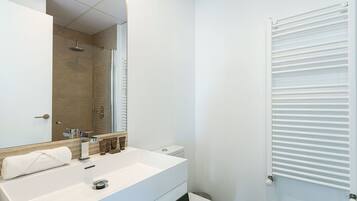 Leilighet (2 Bedrooms) | Bad | Dusj, hårføner, håndklær og såpe