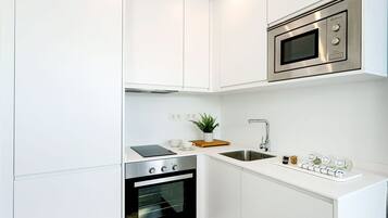 Leilighet (2 Bedrooms) | Eget kjøkken | Kjøleskap, mikrobølgeovn, ovn og kokeplater