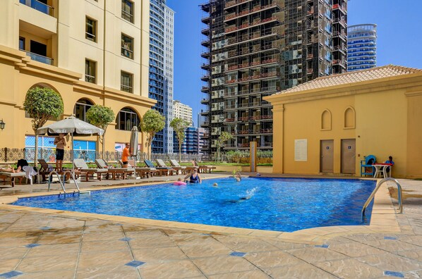 Outdoor pool - R&H Shams 1 (Dubai)