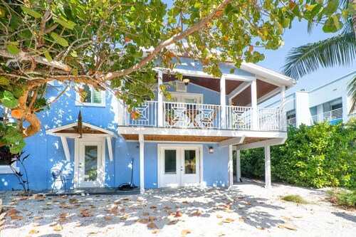 Beachwalker Apartment:  Duplex within 100 steps to the sand.