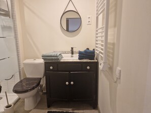 Haartrockner, Handtücher, Toilettenpapier