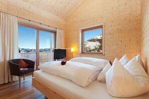 Deluxe tweepersoonskamer, balkon, uitzicht op bergen | Luxe beddengoed, een kluis op de kamer, individueel gedecoreerd