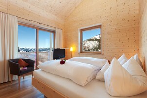 Habitación Deluxe doble, balcón, vistas a la montaña | Ropa de cama de alta calidad, caja fuerte, decoración individual