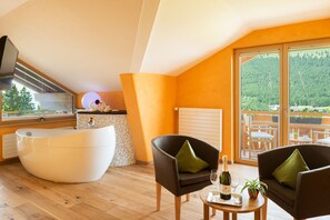 Habitació júnior, banyera, vistes a la muntanya | Sala d'estar | Televisor LED de 30 polzades amb canals per satèl·lit i televisor 