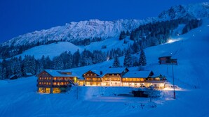 A large, multi-story lodge with a ski slope in the background. - Biohotel Mattlihüs (Bad Hindelang)