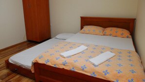 1 bedroom, iron/ironing board, WiFi (free), bed sheets