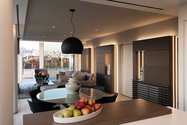 Apartment, 2 Schlafzimmer | Essbereich im Zimmer