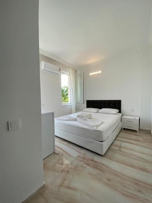 Minibar, wifi gratis y ropa de cama