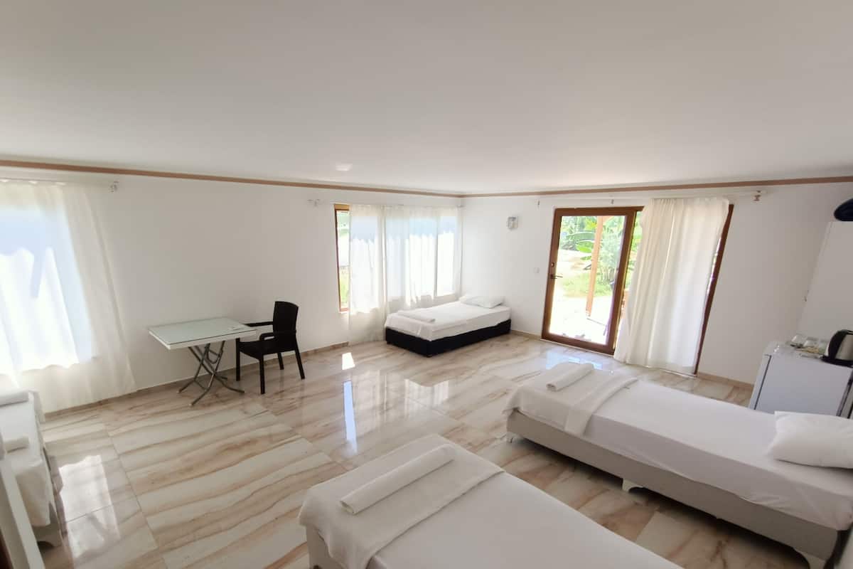 Deluxe vierpersoonskamer | 1 slaapkamer, een minibar, gratis wifi, beddengoed