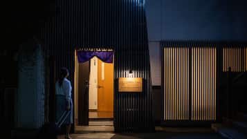 Voorkant accommodatie - avond/nacht