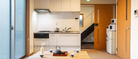 Frigobar, microondas, parrilla de estufa y tetera eléctrica