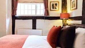 Quadruple Room | Desk, soundproofing, free WiFi - The Stag on the River (Godalming)