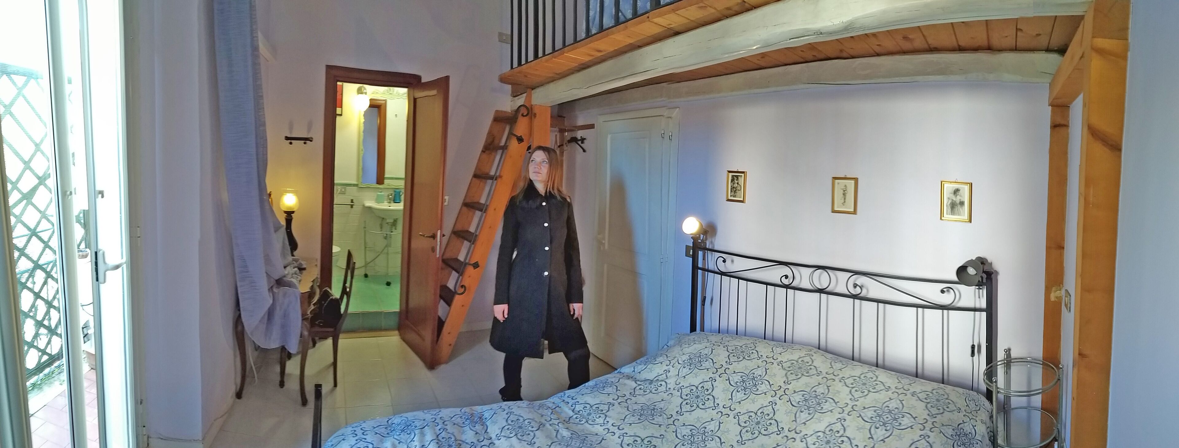 Cubrecamas, escritorio, espacio para trabajar con laptop y wifi gratis 