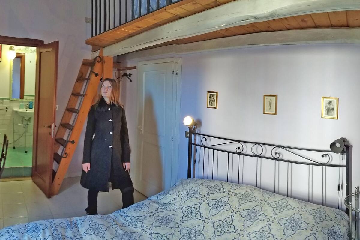 Cubrecamas, escritorio, espacio para trabajar con laptop y wifi gratis