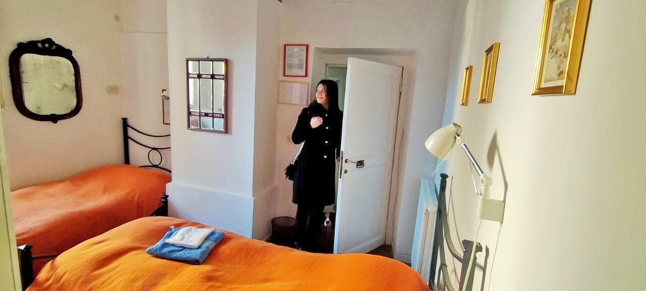 Cubrecamas, escritorio, espacio para trabajar con laptop y wifi gratis 