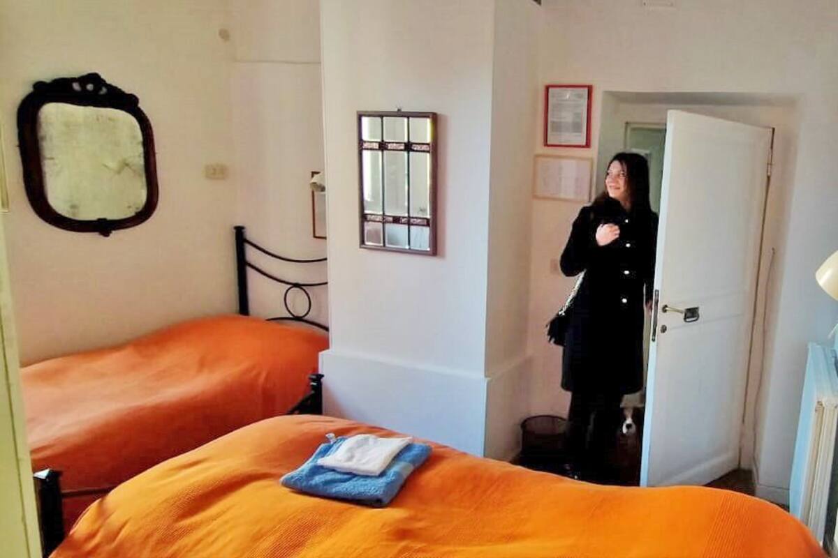 Cubrecamas, escritorio, espacio para trabajar con laptop y wifi gratis