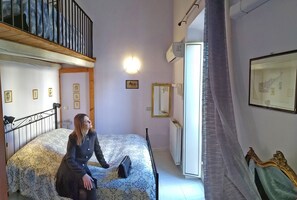 Cubrecamas, escritorio, espacio para trabajar con laptop y wifi gratis 