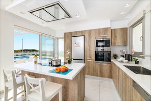 Frigorifero, microonde, forno, bollitore elettrico