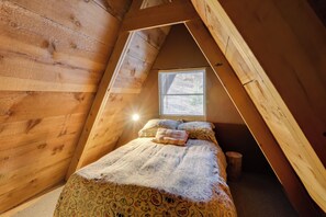 4 bedrooms, iron/ironing board, bed sheets - Quaint + Rustic A-Frame < 5 Mi to Plumas-Eureka! (Blairsden-Graeagle)