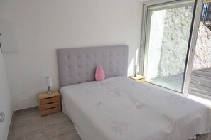 2 habitaciones, tabla de planchar con plancha y cuna de viaje 