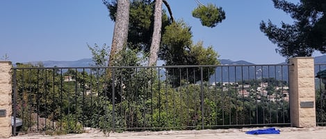 Una piscina al aire libre, una piscina climatizada