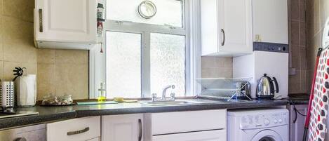 Täysikokoinen jääkaappi, mikroaaltouuni, uuni, liesi