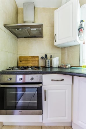 Full-sized fridge, microwave, oven, stovetop