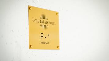 Placa do Gold Palais Hotel, indicando o quarto P-1.