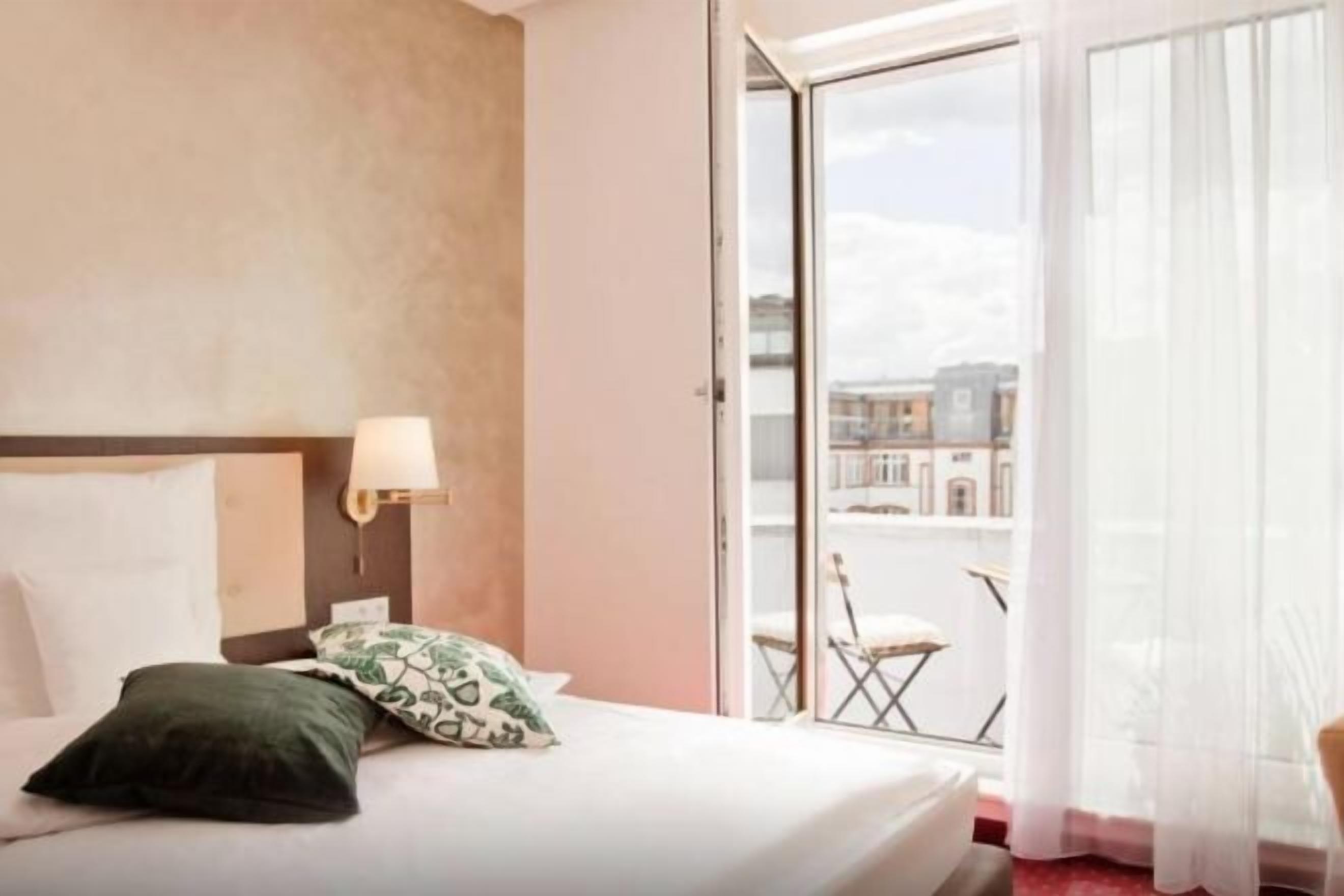 Ropa de cama hipoalergénica y caja de seguridad en la habitación 