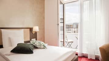 Small double room with Balcony | 1 quarto, roupas de cama antialérgicas, cofres nos quartos, escrivaninha