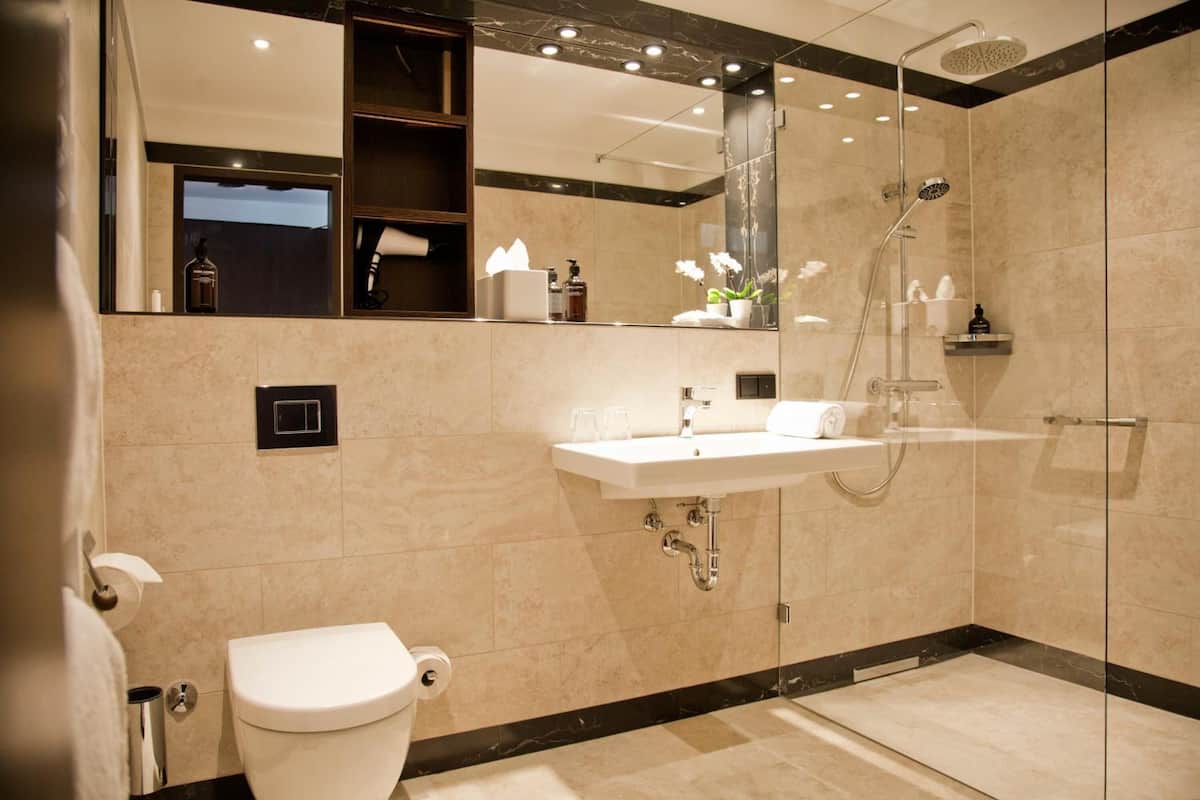 comfort double or twin room (with balcony) | bathroom | shower, rainfall showerhead, free toiletries, hair dryer