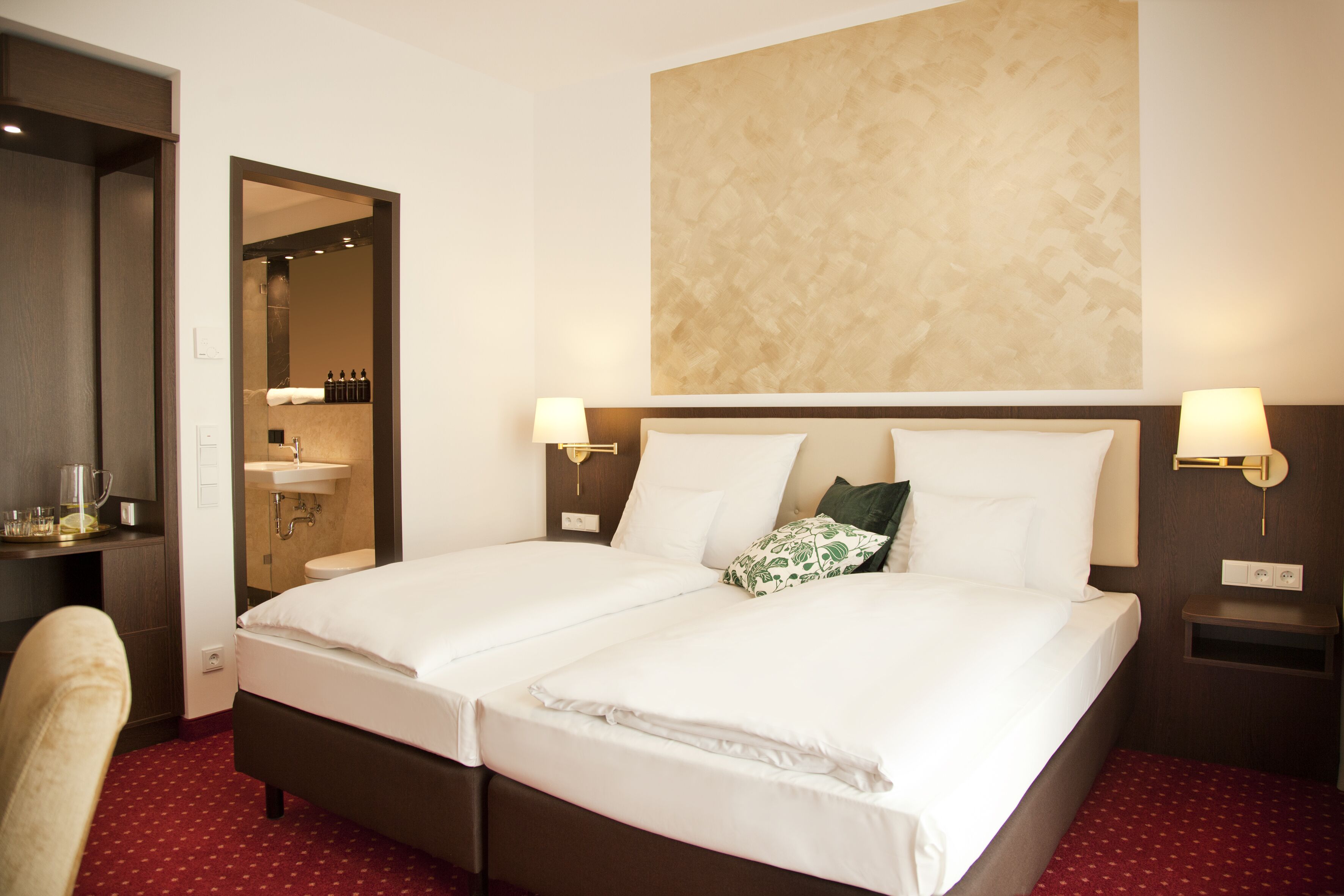 standard double room | 1 bedroom, hypo-allergenic bedding, in-room safe, desk