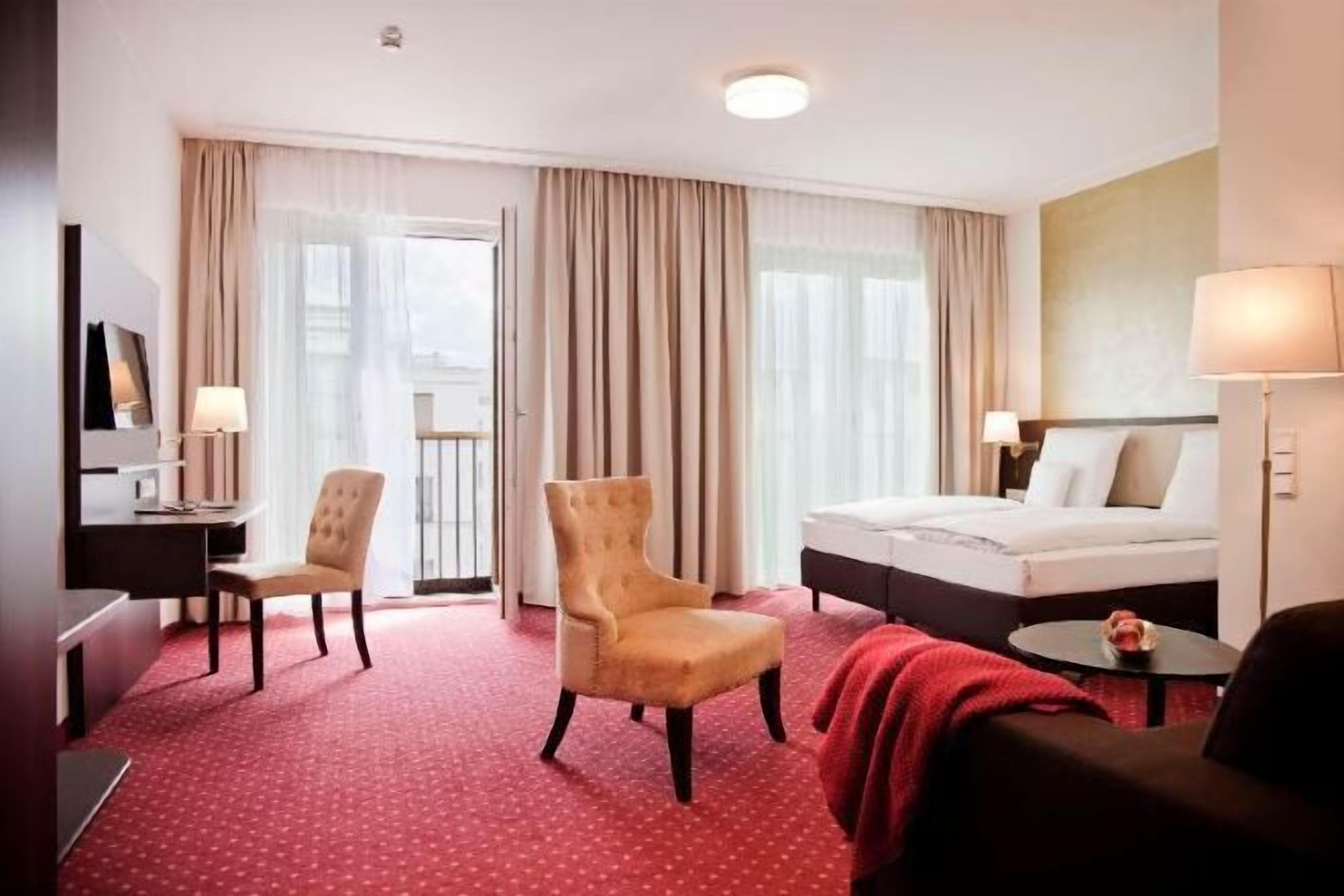 Hypo-allergenic bedding, in-room safe, desk, laptop workspace