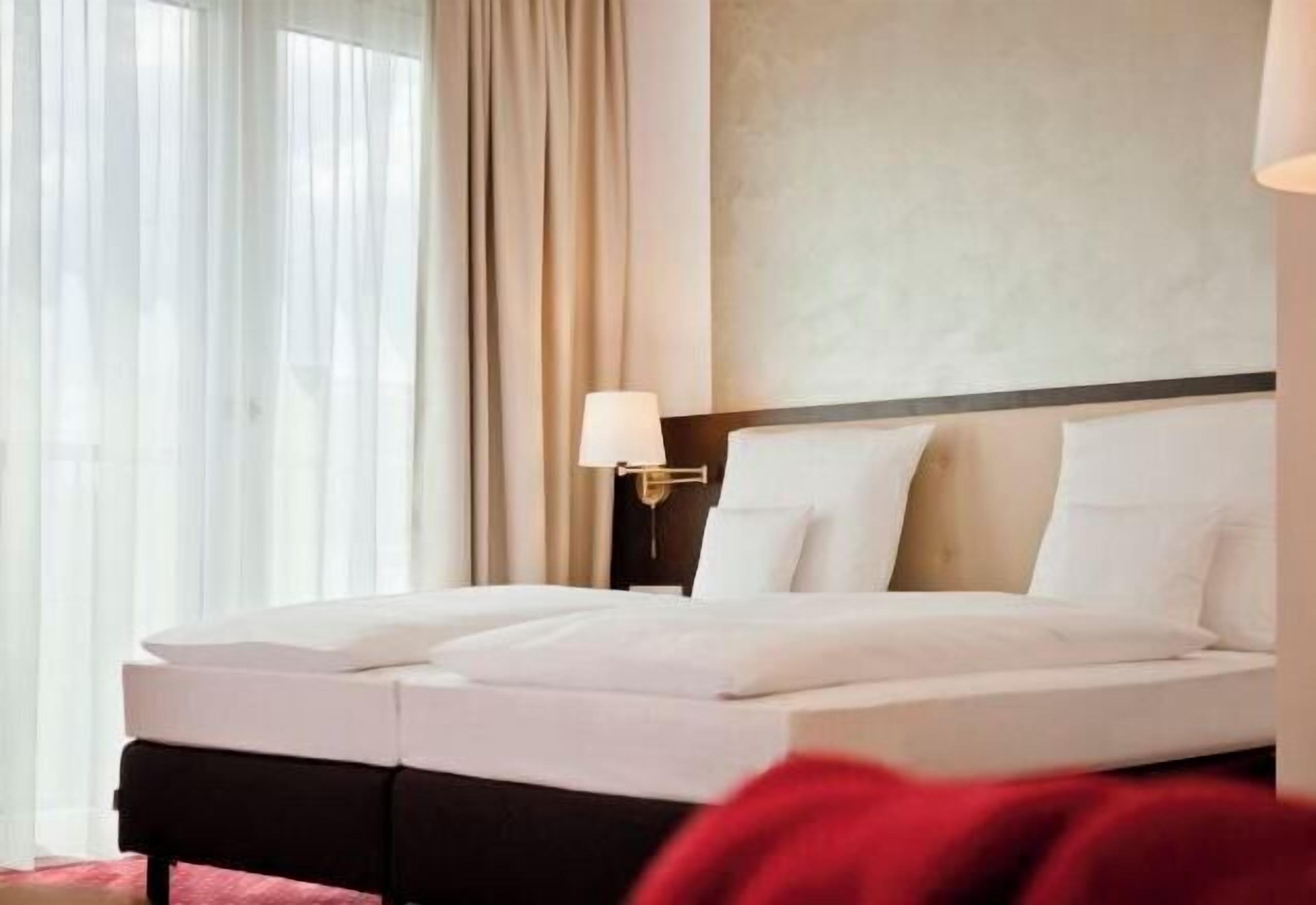 Ropa de cama hipoalergénica y caja de seguridad en la habitación 