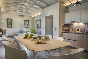Villa, 3 Bedrooms | Dining room