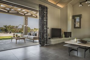 Villa, 3 chambres | Salle de séjour | Télévision à écran plat