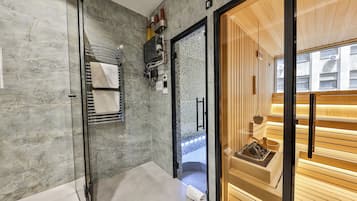 Departamento superior, 1 habitación, sauna | Baño | Amenidades de baño gratuitas, secadora de cabello, batas, pantuflas