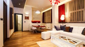 Appartement Royal, 1 chambre, bain à remous | Coin séjour | Télévision LCD de 42 pouces avec chaînes par câble, télévision