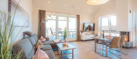 Fernseher, Kamin, DVD-Player, Bücher