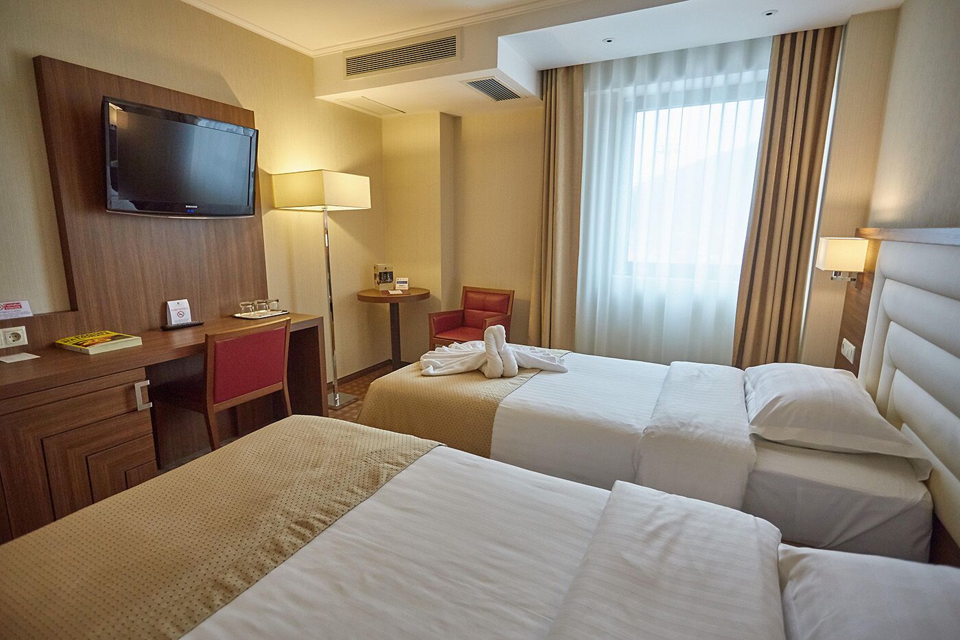 premier twin room | 1 bedroom, premium bedding, minibar, in-room safe