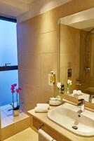 Quarto casal superior | Banheiro | Chuveiro, chuveiro com efeito de chuva, produtos de toalete grátis 