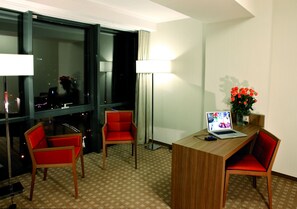 Junior Twin Room | Premium bedding, minibar, in-room safe, individually decorated - Central Plaza Hotel (Piatra Neamt)