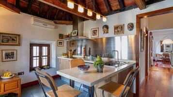 House (4 Bedrooms) | Private kitchen | Full-size fridge, oven, stovetop, dishwasher