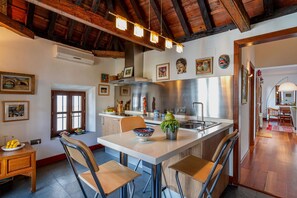 House (4 Bedrooms) | Dapur peribadi | Peti sejuk/penyejuk beku saiz penuh, ketuhar, dapur 