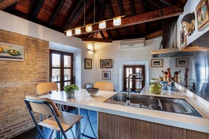 Nhà (4 Bedrooms) | Bếp riêng | Tủ lạnh, lò nướng, bếp nấu, máy rửa bát 