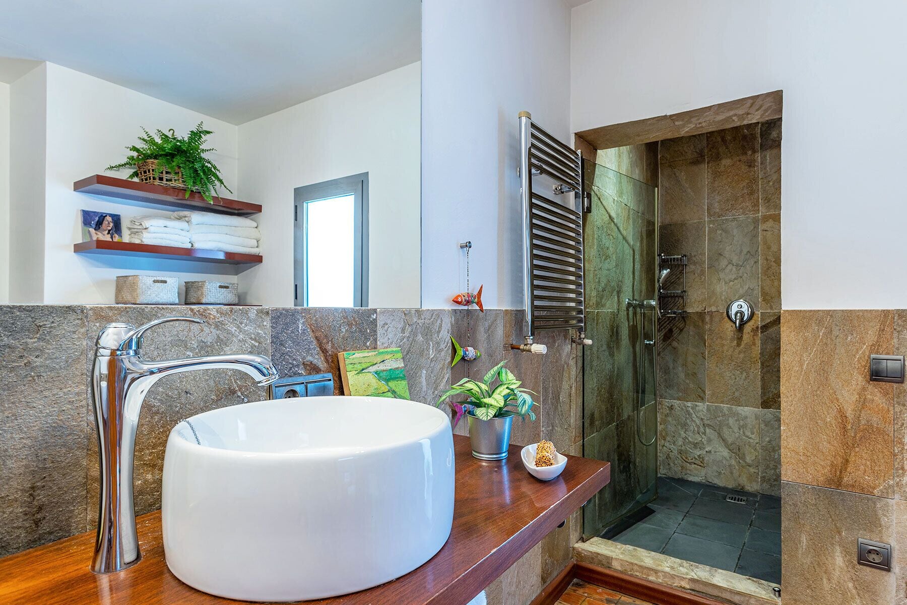 Huis (4 Bedrooms) | Badkamer | Een douche, een haardroger, handdoeken, zeep